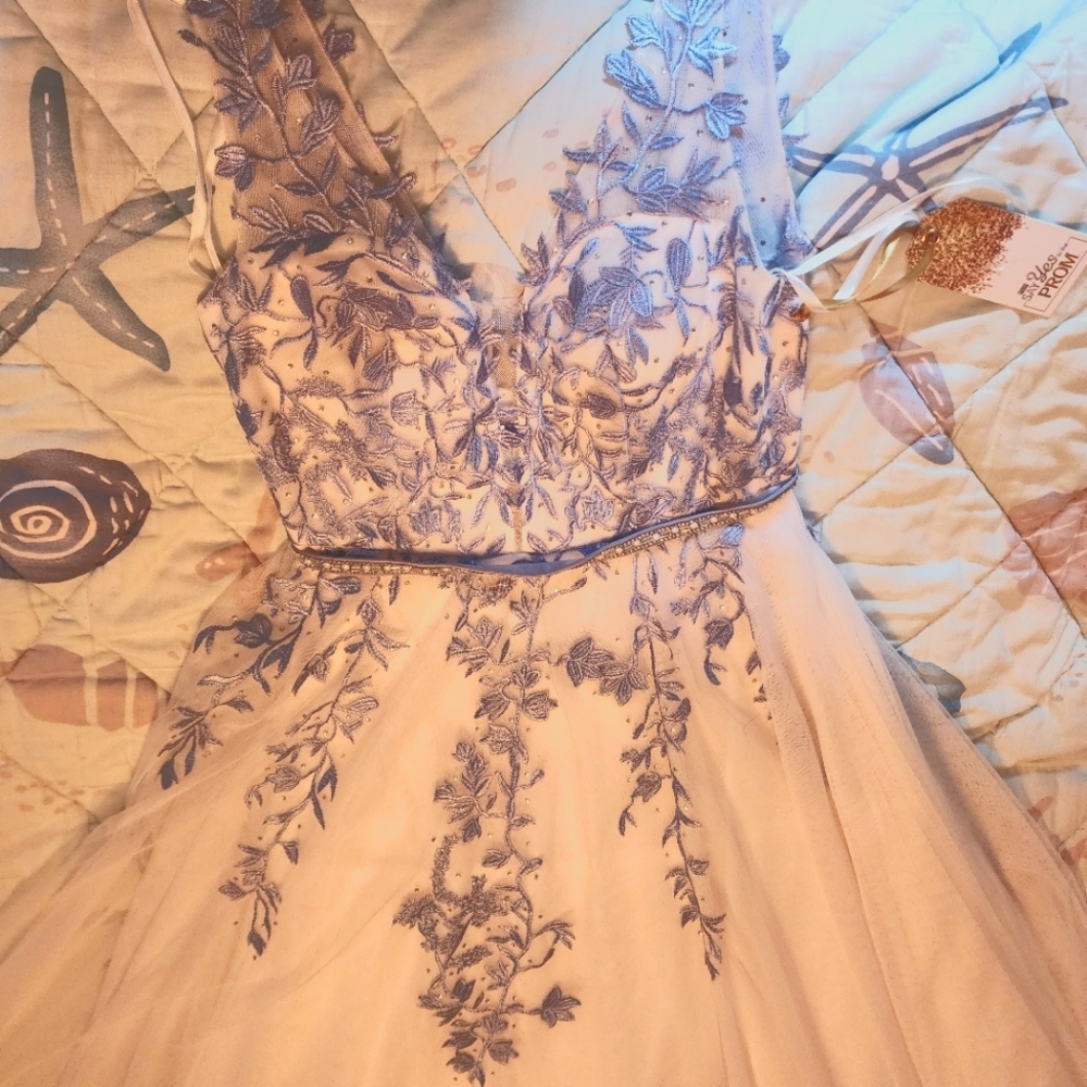 PROM DRESS - Picture 5 of 7